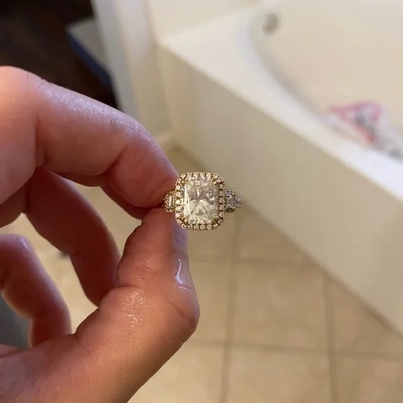 Moissanite and diamond engagement ring - Picture 6 of 10